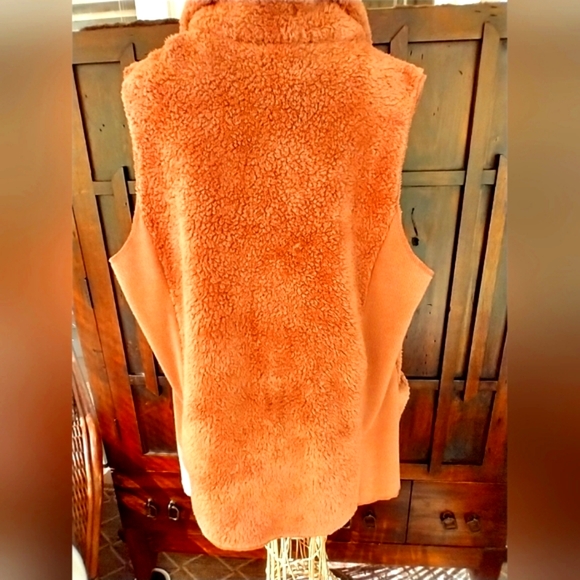 Sherpa Collared Vest NWOT - Picture 3 of 13